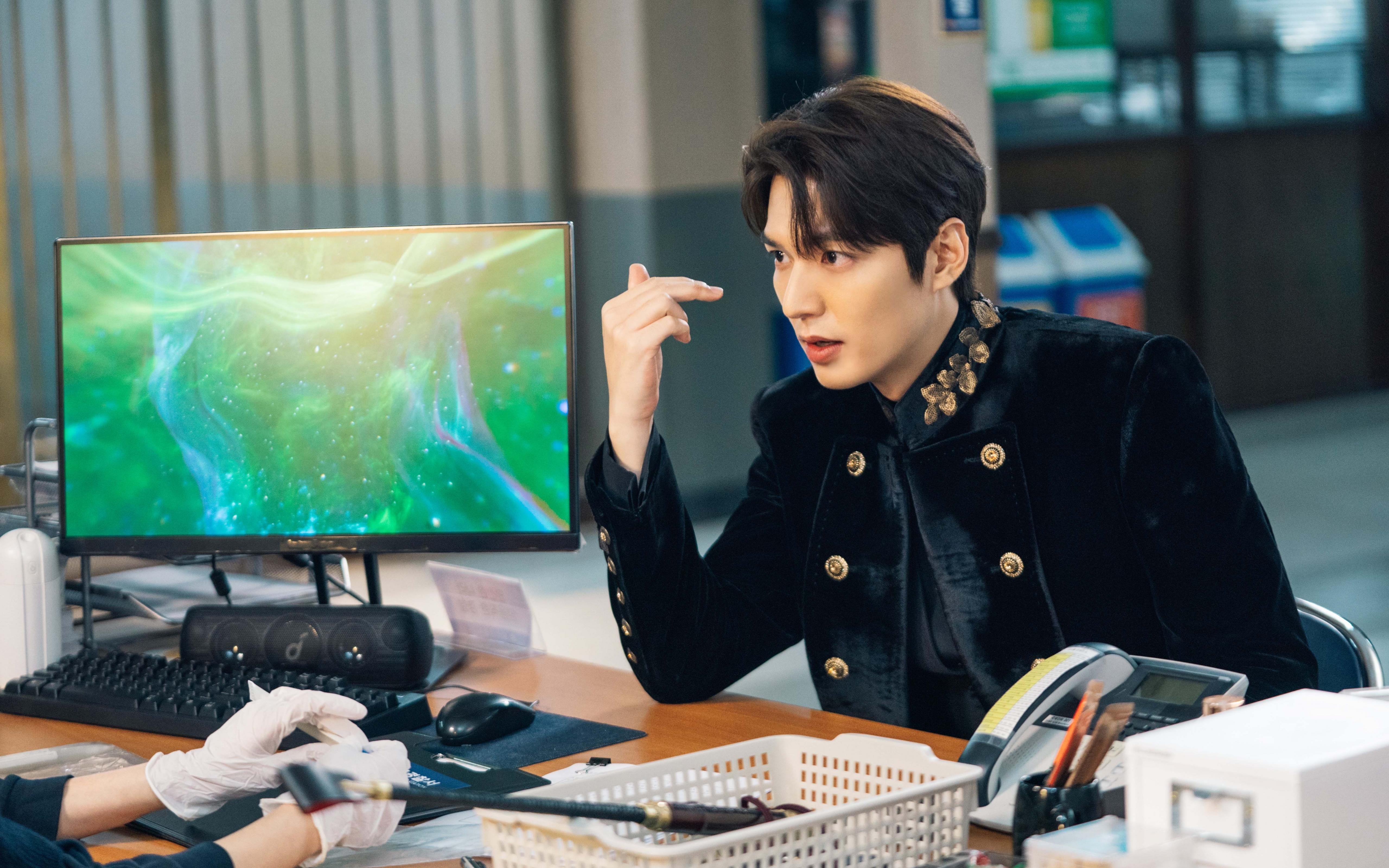 哥伦比亚队中场贝尔特拉在巴黎奥运会上展现出强大的进攻组织能力